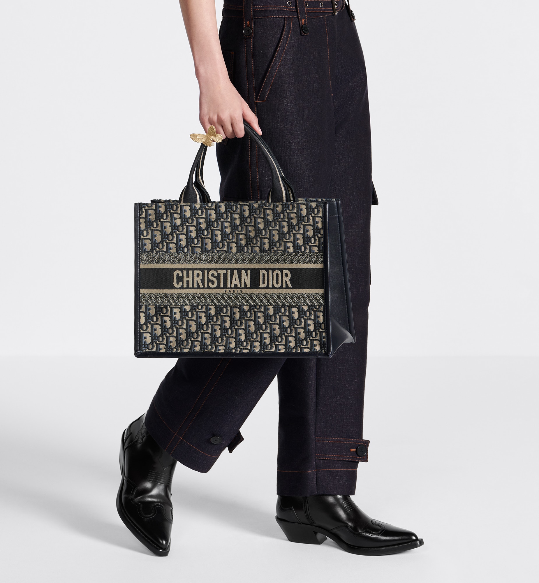 Dior Book Tote 미디엄 백 aria_woman_viewcode_e10.jpg